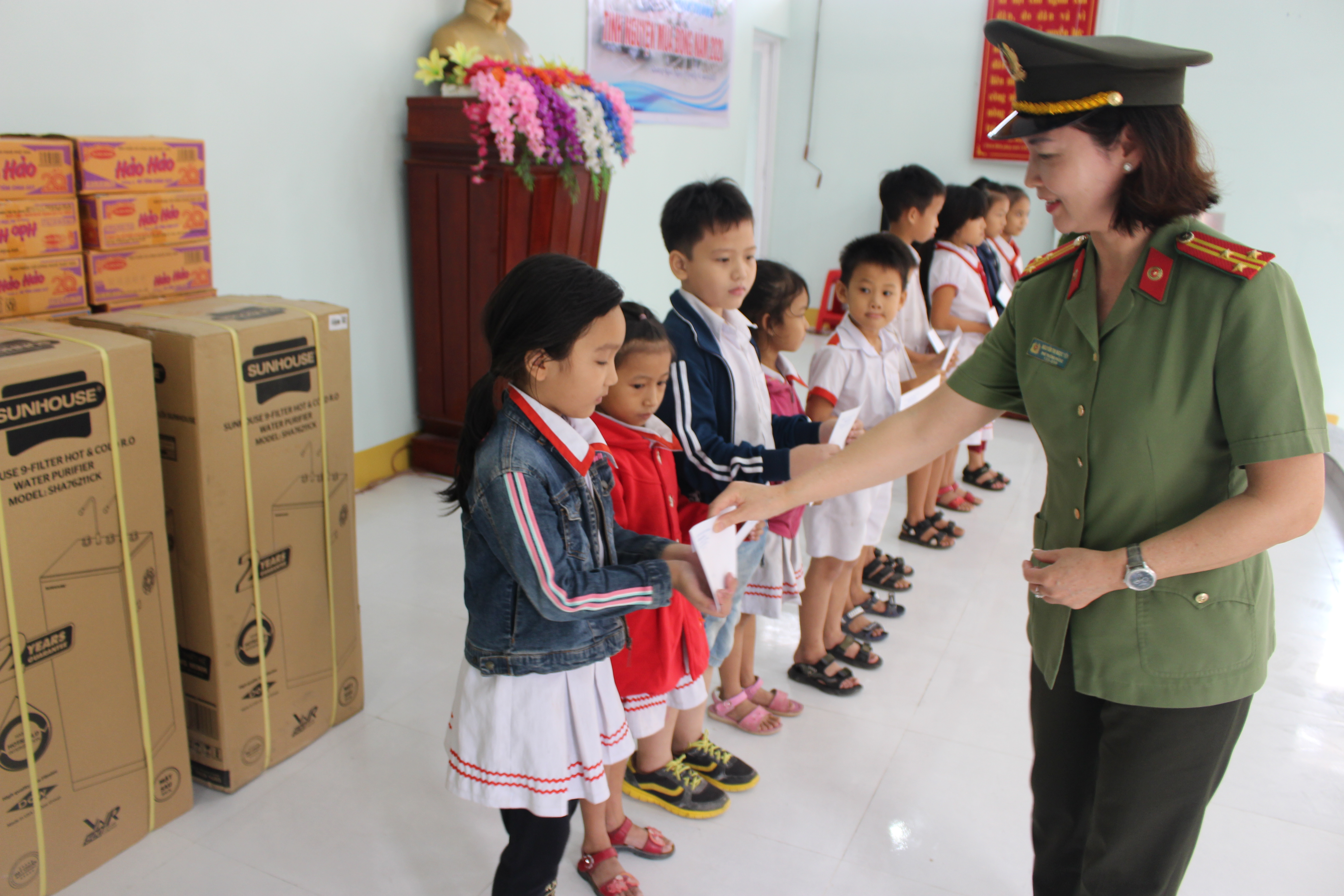 Phòng Hậu cần: Hỗ trợ người dân bị ảnh hưởng bởi bão lũ tại tỉnh Quảng Ngãi